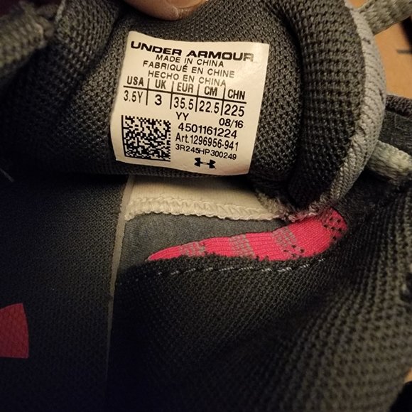 Collectors U.S.A. 3.5Y UNDER ARMOR CHARGED High Performance Shoe - Picture 3 of 3